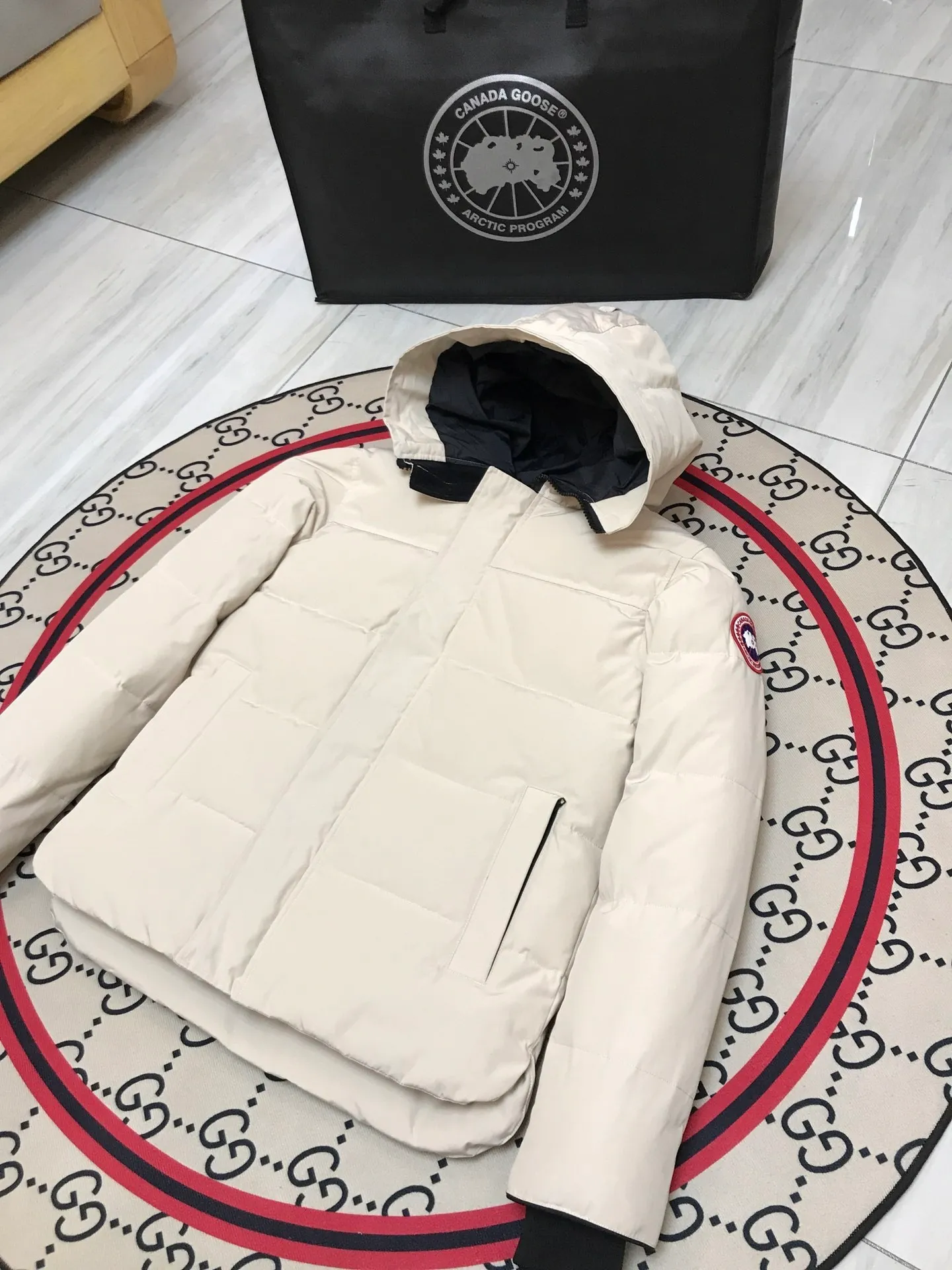 P660 counter quality 🇨🇦canada goose""🇨🇦millan parka 17 styles for men and women, short style without fur collar, chosen by Arctic and Antarctic expedition teams as winter wear, the Rolls Royce of down jackets. ➖ Industry-leading anti-counterfeiting chip sensing. ➖ Imported Behringer embroidery machines and customized embroidery labels, the highest level and industry leading. ➖ Imported Korean 21-count polyester-cotton blended original fabric, tc85 waterproof coating fabric, water-repellent, windproof and wear-resistant. ➖ The new national standard 80 white duck down is filled with an average of 520 grams of down. The amount of down filled is industry-leading. ➖ 100% nylon lon lining with double double-layer sealing design to prevent velvet running, seamless thread design on cuffs! ➖ Western Canadian Green Wolf Collar. ➖ Yoshida ykk provides original custom-made electroplated sliders. The ykk two-way lockable zipper is tight and smooth and does not peel off paint. ➖ 3m composite Velcro is durable, and all accessories and hardware are custom-made. Note: Our copywriting is only simple and clear. Instead of bragging about the copywriting, it is better to compare and understand with samples. Only for the purest, most focused, most professional, highest quality, and highest sex!